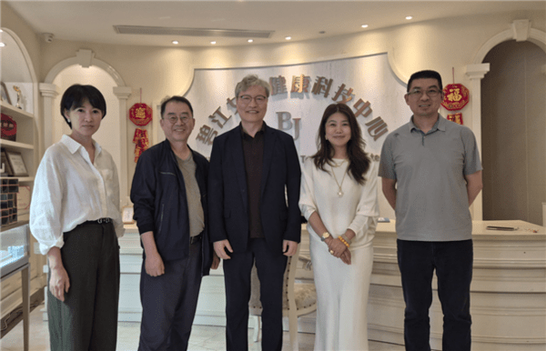 CEO Youngkyu Song (center) meeting with a women's skincare and wellness center in Shanghai to discuss vaginal health and HPV care solutions.